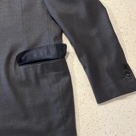 Hickey Freeman Charcoal Grey 100% wool with functional cuffs - Picture 8 of 10